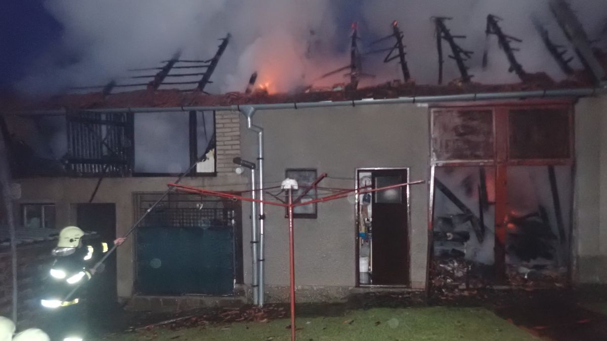 V Nezdenicích oheň zničil dvě hospodářské budovy